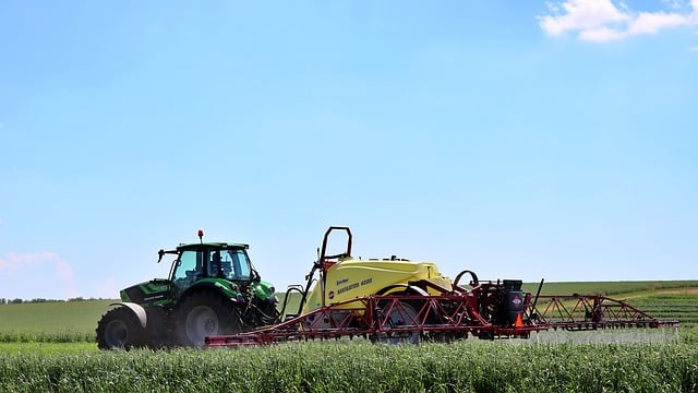 Un tracteur en action dans un champ, illustrant nos services de traduction pour le secteur agricole.